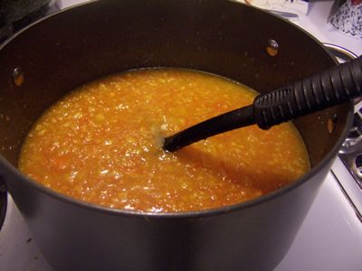 Варим варенье иногда помешивая его