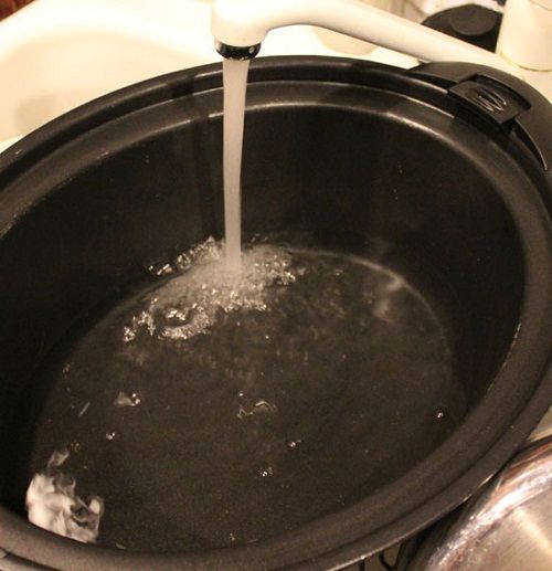 вливаем воду в чашу фото