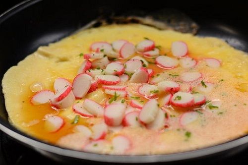 смешиваем крабовое мясо с луком фото